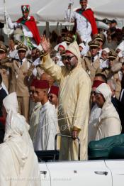 Image du Maroc Professionnelle de  SM Le roi Mohammed VI, accompagné par le prince héritier, Moulay Hassan ainsi que de son frère, le prince Moulay Rachid, salue la foule alors qu'il se trouvait dans une limousine lors d'une cérémonie d'allégeance marquant le 19e anniversaire de son accession au trône, au palais du roi à Tétouan, mardi 31 juillet 2018. (Photo / Abdeljalil Bounhar)